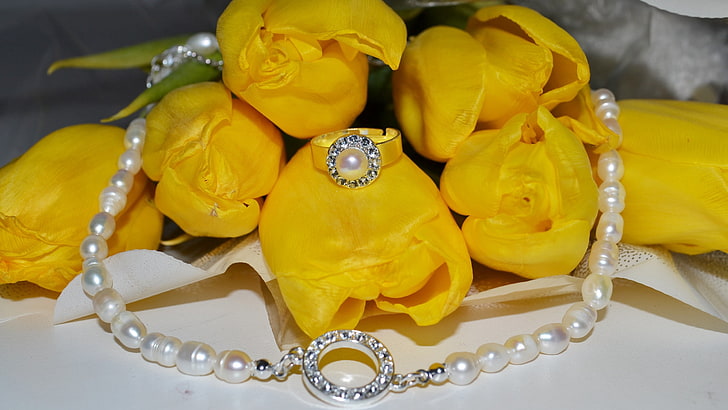 biały naszyjnik z pereł, tulipany, kwiaty, naszyjnik, pierścionek, perły, Tapety HD