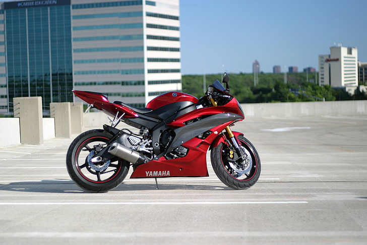 красный Yamaha спортивный мотоцикл, крыша, здание, мотоцикл, парковка, красный, велосипед, Yamaha, spersport, yzf-r6, HD обои