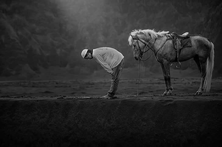 foto in scala di grigi di uomo e cavallo, cavallo, animali, uomini, pregare, Islam, Indonesia, monocromatico, Sfondo HD