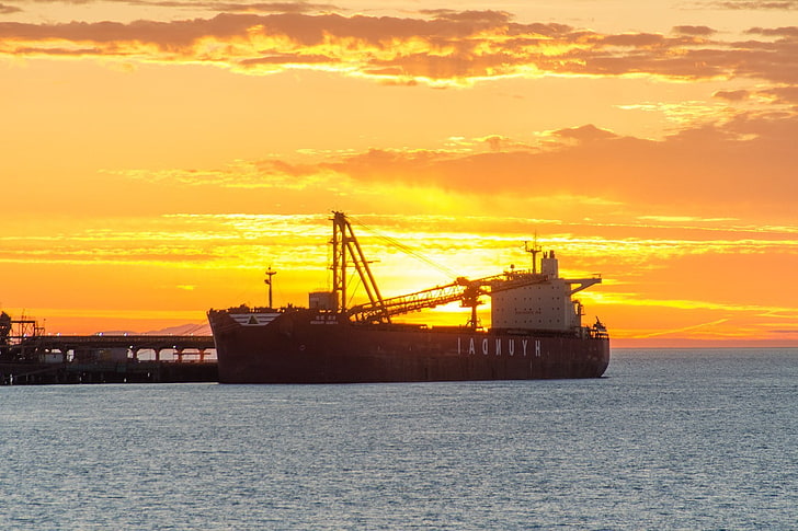 clouds, Cranes (machine), Hyundai, landscape, Maersk, Oil Tanker, Old Ship, sea, ship, sky, sunset, HD wallpaper
