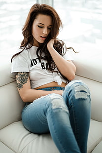 kvinnor, trasiga jeans, modell, T-shirt, tatuering, soffa, Octaviamay (självmordsflickor), kvinnor inomhus, färgade tjejer, självmordsflickor, HD tapet HD wallpaper