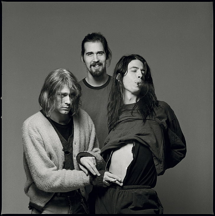 Nirvana, Kurt Cobain, Dave Grohl, Krist Novoselic, grunge, banda, monocromático, cigarros, fundo simples, homens, retrato, HD papel de parede, papel de parede de celular
