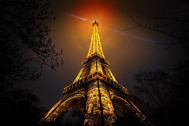 фотография с нисък ъгъл на Айфеловата кула, Париж, нощ, Айфелова кула, Париж, Франция, клон, изкуствени светлини, червено, злато, черно, паметници, градски, HD тапет