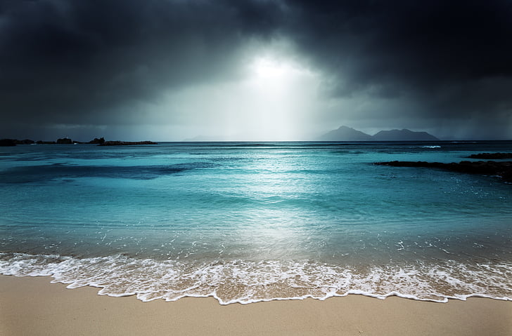 sisi laut biru selama rumah emas, La Digue, Pulau, Pantai, Langit Gelap, Badai, 5K, Wallpaper HD