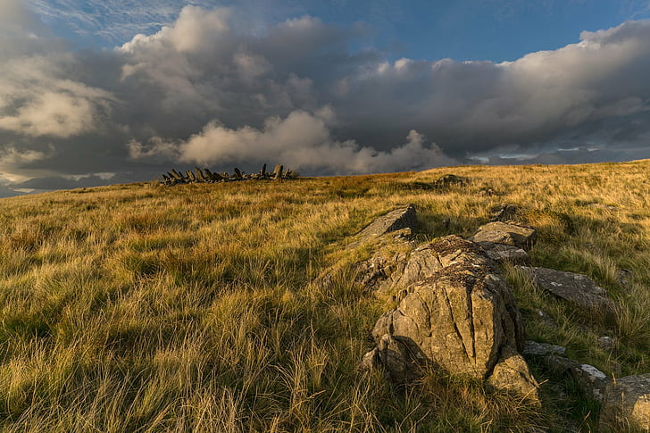 пейзажна снимка на зелена планина, снегония, снегония, на възраст, Bryn Cader Faner, Snowdonia, пейзаж, снимка, зелена планина, пръстен каир, трънен венец, бронзова епоха, каменен кръг, мегалит, лека скала, каменен Уелс, природа, трева, на открито, облак - небе, панорама, HD тапет