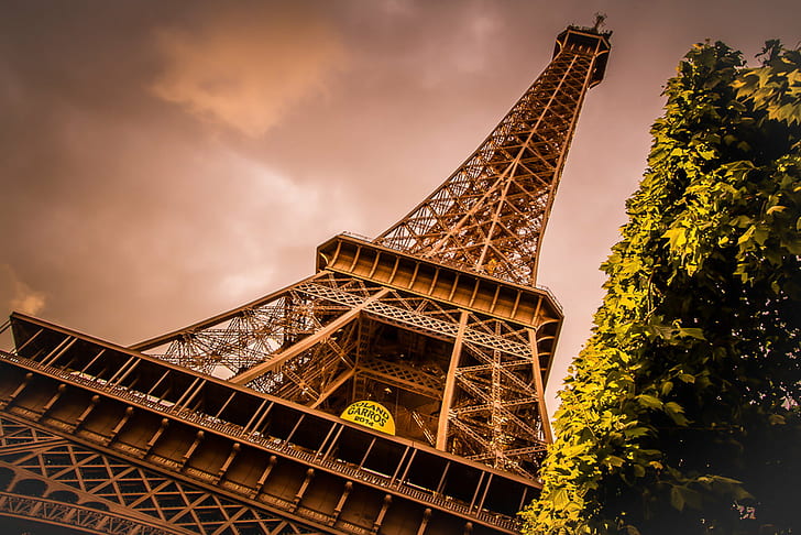 ローアングル写真エッフェル塔、パリ、フランス、斜塔、ローアングル、写真、エッフェル塔、パリ、フランス、ランドマーク、ヨーロッパ、ゴールデンアワー、日没公園、夜、ロマンチック、歴史的記念碑、パリ-フランス、フランス、有名な場所、スチール、建築、タワー、旅行目的地、観光、フランス文化、旅行、都市シーン、都市、国際的なランドマーク、 HDデスクトップの壁紙