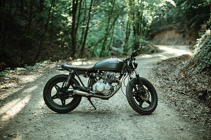 pembalap kafe hitam, sepeda motor, pemandangan samping, blur, Wallpaper HD