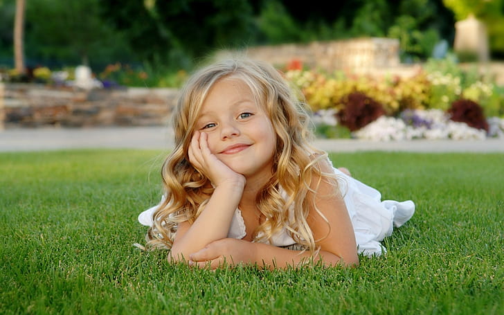 Gadis kecil di rumput, Gadis kecil, Rumput, Wallpaper HD