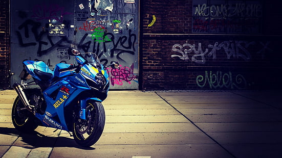 bici sportiva blu, Suzuki GSX-R, moto, graffiti, blu, urbano, Sfondo HD HD wallpaper