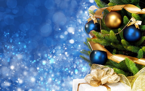синие и золотые безделушки, фон, праздник, синий, широкоформатные, шары, обои, елка, новый год, ель, подарки, лук, шишки, елочка, елочные украшения, полноэкранные, HD обои, елочные игрушки, полноэкранные, подарки, chritmas, HD обои HD wallpaper