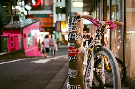 vit styv mountainbike nära brun trästolpe, tokyo, tokyo, Tokyo, vit, styv, mountainbike, pol, japan, Nikon FM2, AGFA, 35mm, nikkor, cykel, gata, urban scen, stadsliv, stad, cykling, transport, HD tapet HD wallpaper