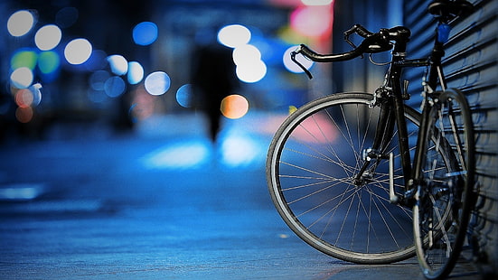 bicicleta de carretera negra, bicicleta de montaña negra al lado de la pared, profundidad de campo, bicicleta, bokeh, calle, persianas, urbano, ciudad, noche, Fondo de pantalla HD HD wallpaper