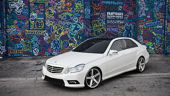Weiß BMW W212 Limousine, Weiß, Graffiti, Tuning, Mercedes vorn, getönt, E-Klasse, HD-Hintergrundbild HD wallpaper