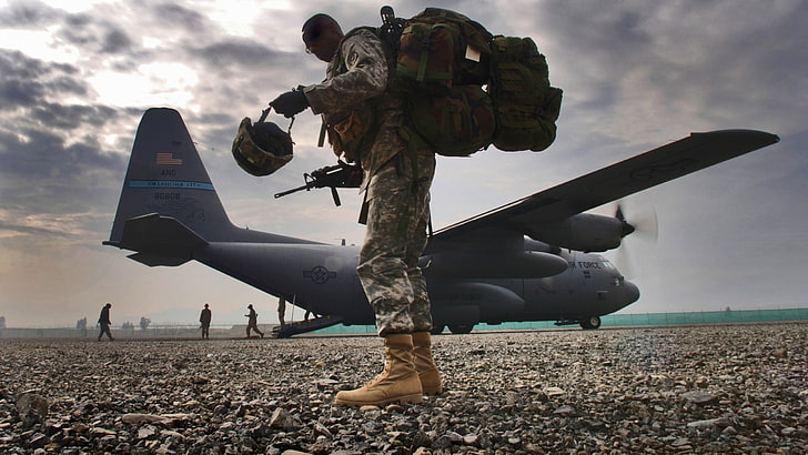 мужской цифровой пустынный камуфляжный костюм, Lockheed C-130 Hercules, мужчины, солдат, оружие, военный самолет, HD обои