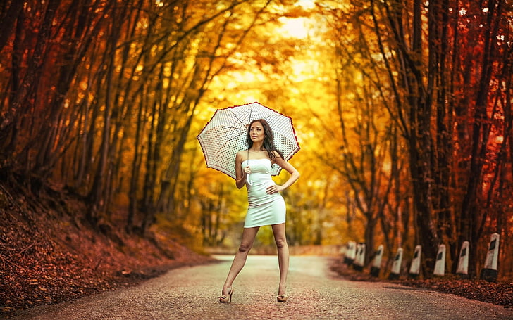 robe bustier blanche pour femme, femme tenant un parapluie blanc, femme, modèle, cheveux longs, femmes à l'extérieur, arbres, robe blanche, rue, route, feuilles, automne, talons hauts, parapluie, brune, robe d'été, Fond d'écran HD