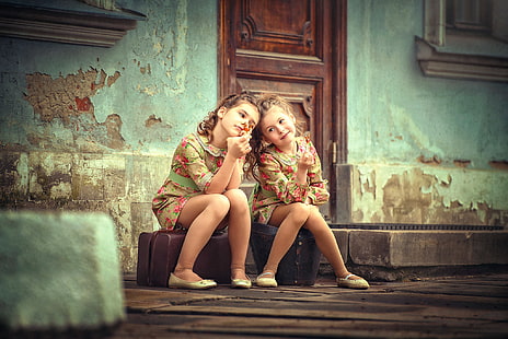 children, sisters, door, smiling, HD wallpaper HD wallpaper