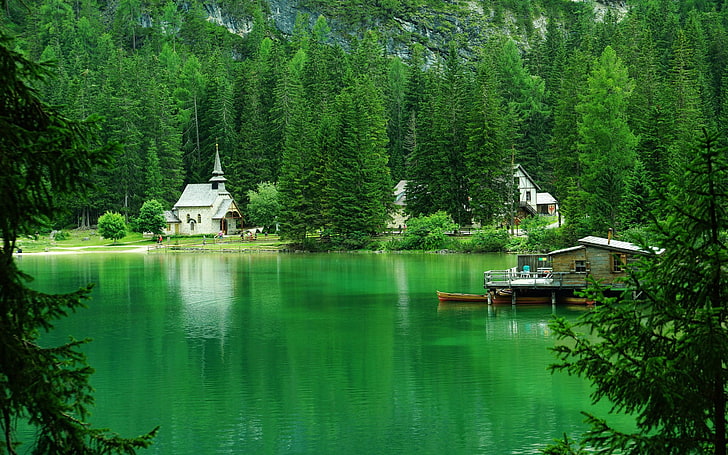 白い木造教会、自然、風景、山、木、森、家、湖、イタリア、教会、岩、ボート、反射、緑、 HDデスクトップの壁紙