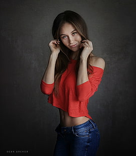czerwony damski krótki top z odkrytymi ramionami, Sean Archer, model, 500px, kobiety, proste tło, Olga Katysheva, trzymając włosy, czerwone bluzki, uśmiechnięta, dżinsy, wzruszająca twarz, Tapety HD HD wallpaper