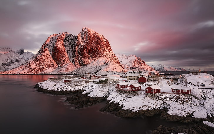 гора покрыта снегом, зима, горы, фьорд, Норвегия, снег, деревня, холод, природа, пейзаж, облака, HD обои