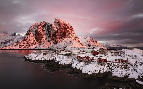 планина, покрита със сняг, зима, планини, фиорд, Норвегия, сняг, село, студ, природа, пейзаж, облаци, HD тапет HD wallpaper
