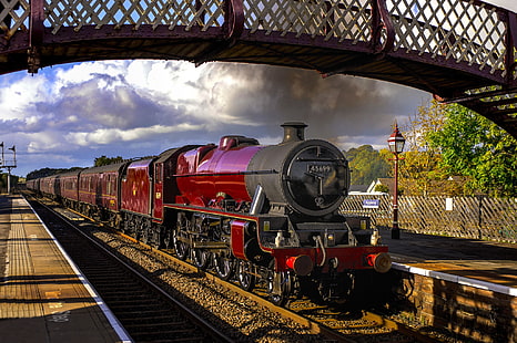 червен и черен влак, пътят, димът, влакът, двигателят, автомобилите, железопътната линия, HD тапет HD wallpaper