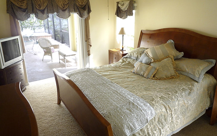 cama de madera marrón y televisión CRT gris, cama, habitación, interior, muebles, moderno, Fondo de pantalla HD
