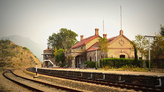 braunes und weißes konkretes Haus, Zug, Bahnhof, Pakistan, Eisenbahn, HD-Hintergrundbild HD wallpaper