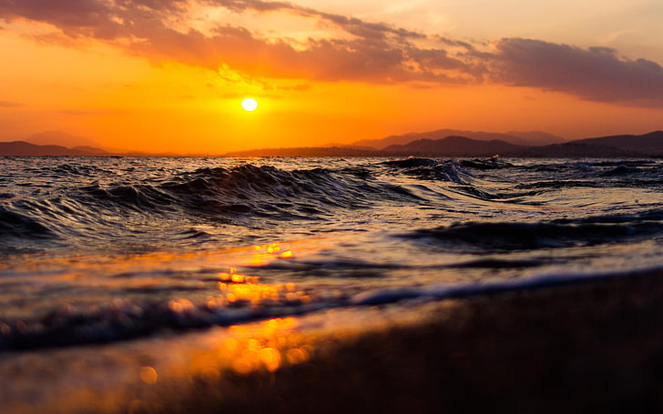 zdjęcie brzegu morza podczas złotej godziny, morze, fale, zachód słońca, głębia ostrości, bokeh, Tapety HD