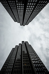höghus gråskalefoto, skyskrapor, vy underifrån, himmel, byggnad, arkitektur, HD tapet HD wallpaper