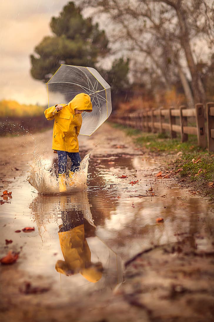 Jessica Drossin, crianças, guarda-chuva, capa de chuva, capa de chuva amarela, respingos de água, reflexo, folhas caídas, nublado, HD papel de parede, papel de parede de celular