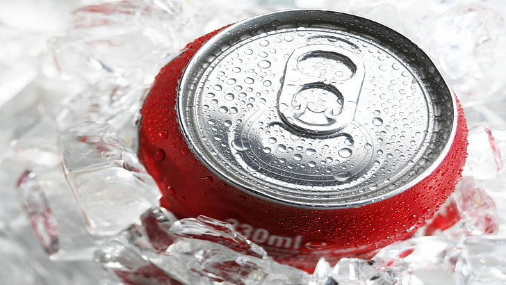 330 ml de lata de bebida roja, coca-cola, bebida, hielo, banco, Fondo de pantalla HD