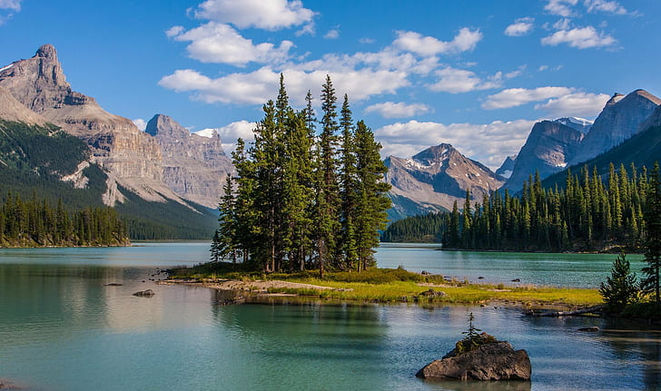 Maligne Lake, Jasper National Park, Alberta, sosny na środku jeziora, Kanada, drzewa, góry, Alberta, wyspa, jezioro, Maligne Lake, Jasper National Park, Tapety HD