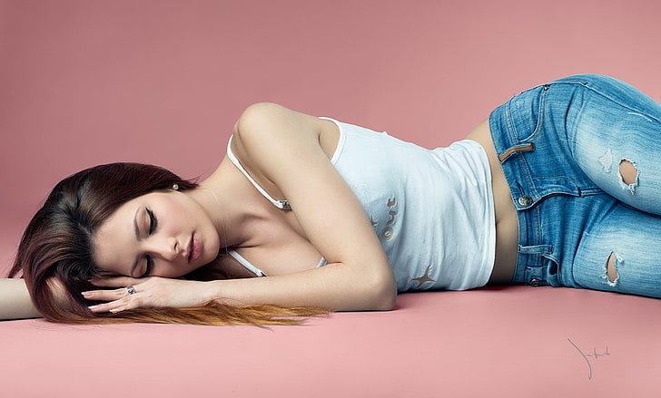 Juan Renart, bare shoulders, torn jeans, brunette, lying on side, simple background, long hair, women, tank top, jeans, HD wallpaper