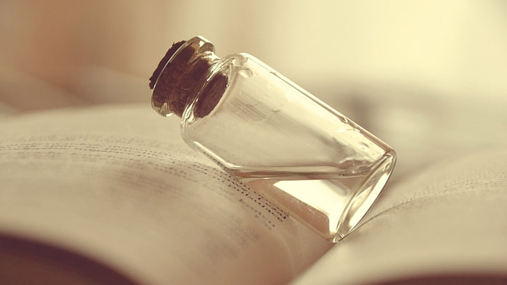 قارورة زجاجية شفافة ، زجاجة ، سائل ، كتاب ، ورق، خلفية HD