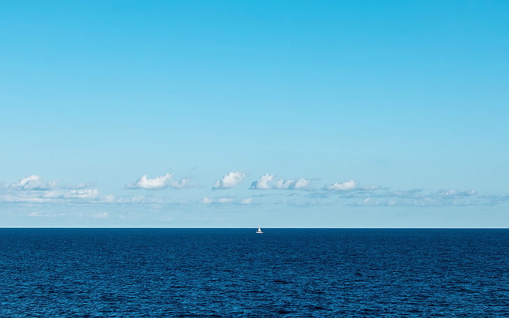 водоем, море, лодка, чистое небо, облака, минимализм, HD обои