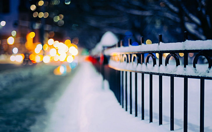 черный металлический забор, металлический забор, покрытый снегом, городской, снег, улица, забор, боке, глубина резкости, огни, зима, HD обои