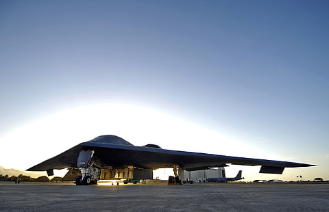 schwarzes Stealth-Flugzeug, Northrop Grumman B-2 Spirit, strategischer Bomber, Militärstützpunkt, Militär, Militärflugzeug, HD-Hintergrundbild HD wallpaper