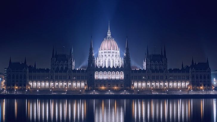белое и серое бетонное здание, архитектура, городской пейзаж, город, здание, ночь, огни, Будапешт, Венгрия, река, старое здание, отражение, вода, Здание венгерского парламента, Европа, HD обои
