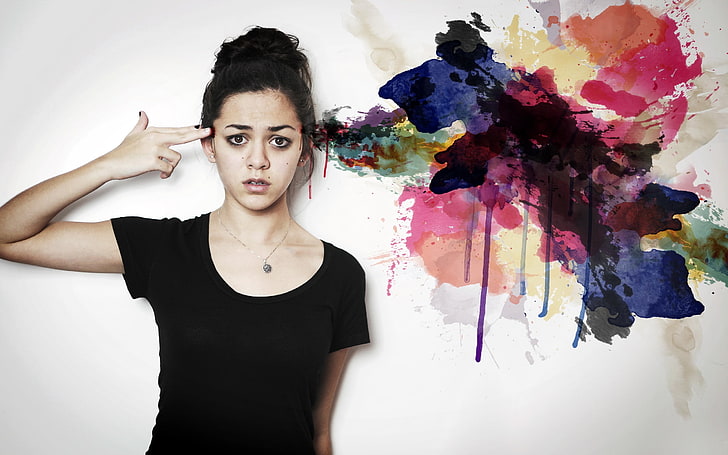 kobieta wskazująca na głowę stojąca na ścianie, kobiety, grafika, modelka, ręce na głowie, kolorowe, Tapety HD