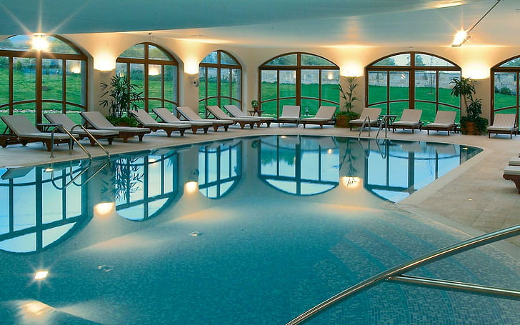 Фантастический крытый бассейн, коричневая деревянная зона отдыха у бассейна, окна, крытый, стулья, бассейн, природа и пейзажи, HD обои