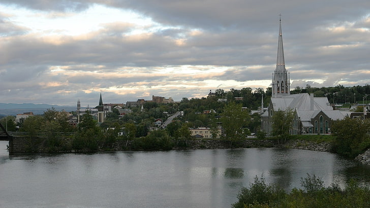 白い大聖堂、ガートルードの古い教会、リガ、ラトビア、川、木、空、曇り、 HDデスクトップの壁紙