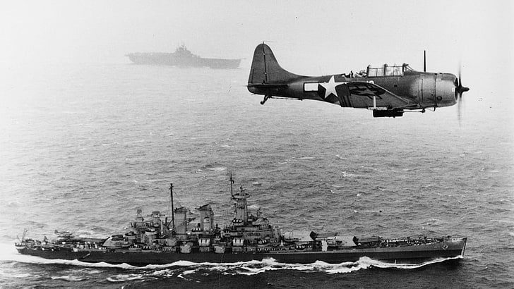 airplane flying near battleship grayscale photo, machine gun, rocket, bombs, World War II, fighter plane, Destroyer, aircraft carrier, HD wallpaper