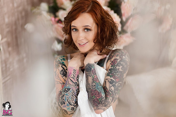 blusa branca feminina, Janesinner Suicide, Suicide Girls, tatuagem, sorrindo, ruiva, HD papel de parede