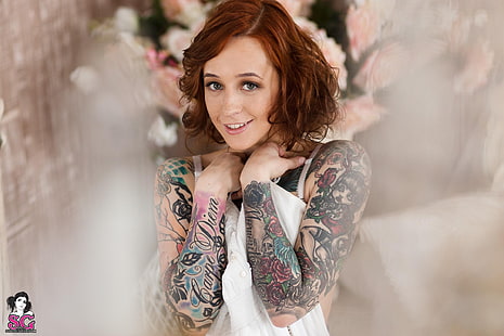 atasan putih wanita, Janesinner Suicide, Suicide Girls, tattoo, tersenyum, berambut merah, Wallpaper HD HD wallpaper