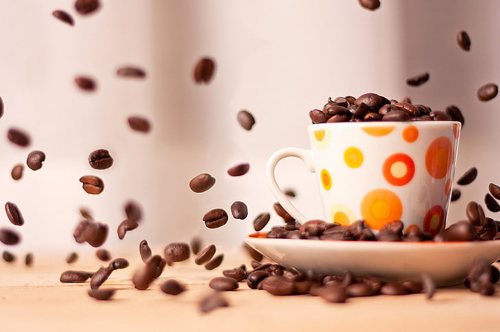 taza de cerámica blanca con granos de café, comida, café, granos de café, Fondo de pantalla HD