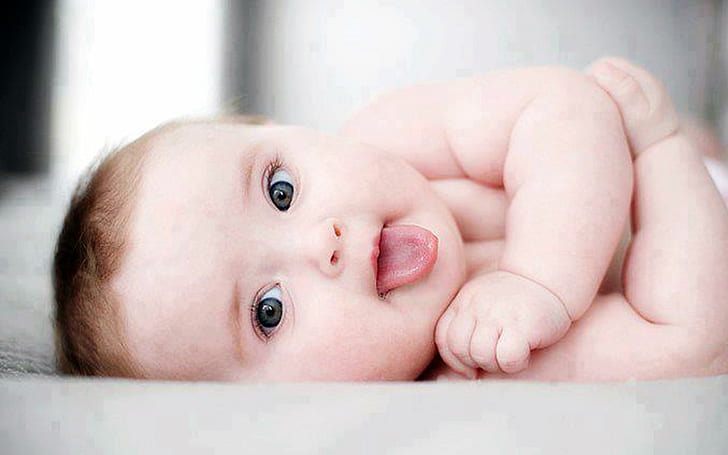 舌を出したかわいい赤ちゃん、かわいい、赤ちゃん、 HDデスクトップの壁紙