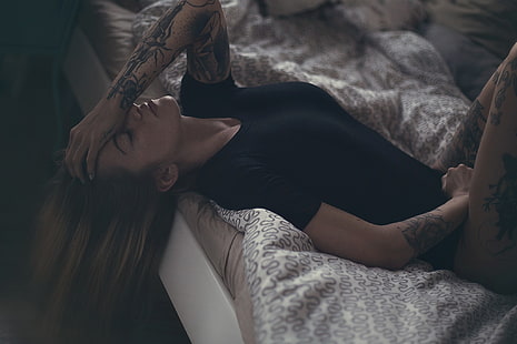 mujer, rubia, tatuaje, ropa negra, ojos cerrados, acostada boca arriba, en la cama, piernas arriba, Matthias Binner, Fondo de pantalla HD HD wallpaper