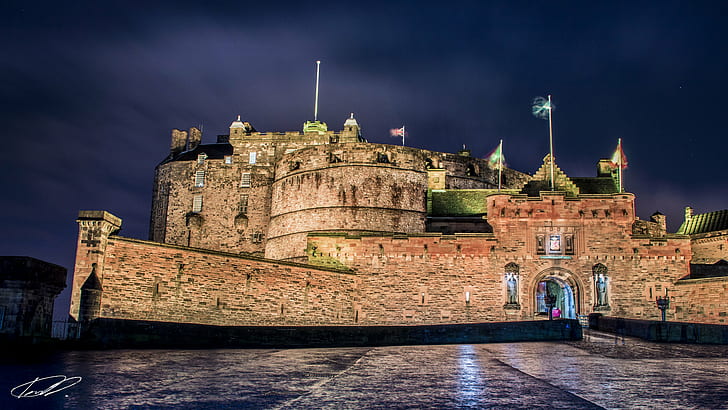 кафяв замък със знамена под облачно небе през нощта, Единбургски замък, Единбургски замък, Единбургски замък, кафяв, знамена, облачен, небе през нощта, нощно време, Шотландия, нощни светлини, нощен, дълго изложение, крепост, замък, известно място, архитектура, кула, история, Европа, средновековна, стена - сграда, нощ, HD тапет