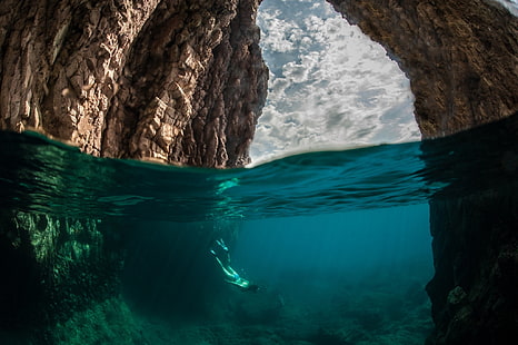 природа, скалы, водолазы, море, вода, под водой, сплит вид, HD обои HD wallpaper