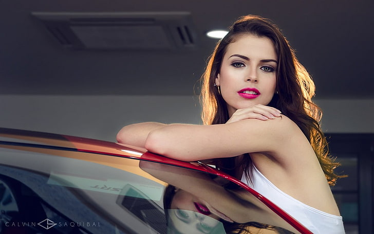Frauen weißes Top, Frauen, Brünette, Frauen mit Autos, Modell, Blick auf Betrachter, rosa Lippenstift, Calvin Saquibal, HD-Hintergrundbild